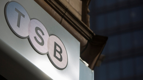 El logo del banco TSB, filial del Banco Sabadell en Reino Unido, en una de sus sucursale en Londres. REUTERS/Neil Hall