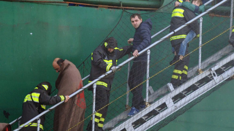 Pasajeros del ferry "Norman Atlantic" a su llegada al puerto de Bari en Italia a bordo del "Espíritu del Pireo" hoy, lunes 29 de diciembre de 2014. /EFE