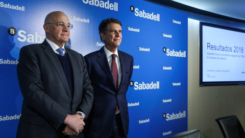 El presidente del Banco Sabadell, Josep Oliu, y el consejero delegado del grupo, Jaime Guardiola, durante la presentación de los resultados del ejercicio 2018. EFE/Emilio Naranjo