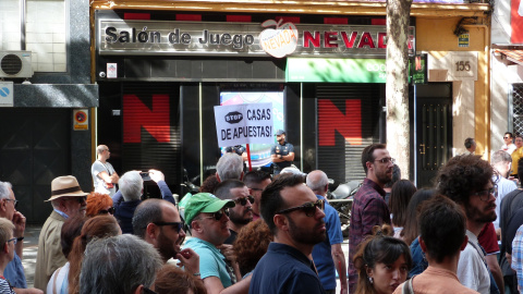 06/10/2019 - Cartel de "Stop las casas de apuestas" durante la manifestación en Bravo Murillo, frente a uno de estos locales situado en el recorrido. / MARÍA DUARTE.