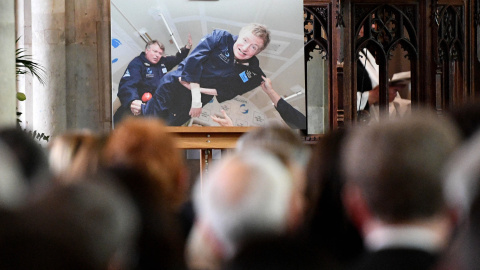 Una foto de Hawking ha presidido el funeral por el científico inglés./ EFE