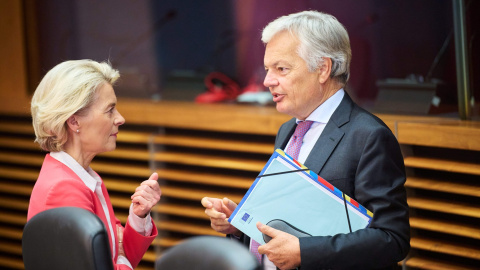 El comisario europeo de Justicia, Didier Reynders, conversa con la presidenta de la Comisión Europea,  Ursula Von der Leyen, antes de una reunión del Ejecutivo de la UE, en Bruselas, el pasado mes de septiembre. E.P./Dati Bendo/European Com