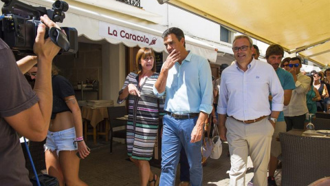 El secretario general del PSOE, Pedro Sánchez (c), acompañado de la presidenta de las Islas Baleares, Francina Armengol, y el líder de los socialistas ibicencos, Vicent Torres. EFE/Sergio G. Canizares