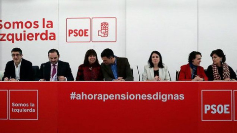 Pedro Sánchez junto a otros miembros del PSOE./ EFE