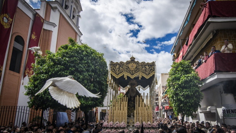 El paso de la Hermandad del Cerro a su salida de la Parroquia, este martes en Sevilla. RAÚL CARO / EFE