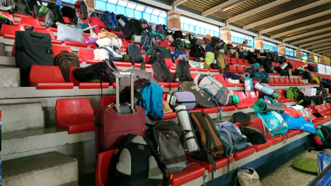 El material en el polideportivo de Alcobendas mientras los activistas comían en los exteriores. | Foto: G. M. M.