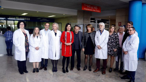 La consellera de Sanidad, Carmen Montón (5i), posa con el nuevo equipo directivo del Hospital de La Ribera. EFE/Kai Försterling