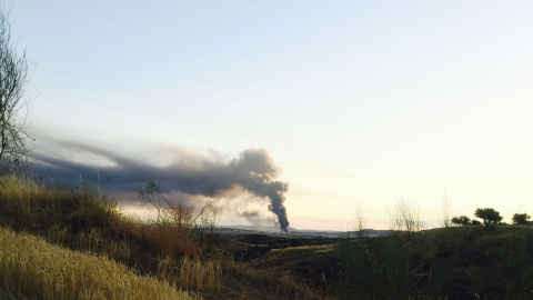 La nube tóxica generada por el incendio en la nave de Chiloeches visible desde el corredor del Henares en la mañana de este sábado. JAIME DÍAZ GARCÍA