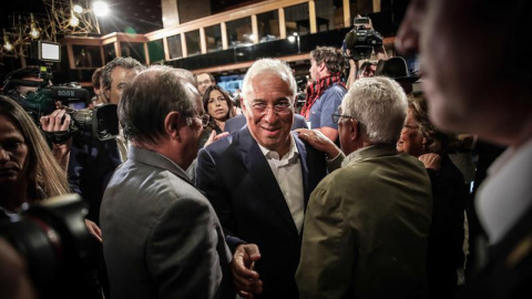 El primer ministro portugués y secretario general del Partido Socialista (PS) Antonio Costa (C) llega a un hotel en Lisboa, donde seguirá los resultados de las elecciones en Lisboa