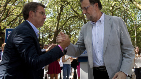 El presidente del PP y del Gobierno en funciones, Mariano Rajoy  y el presidente de la Xunta, Alberto Núñez Feijóo, durante la apertura del curso político, hoy en la Carballeira de San Xusto. EFE