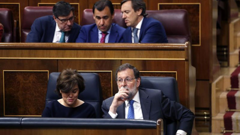 Saénz de Santamaría y Rajoy, durante el pleno. EFE/Javier Lizón