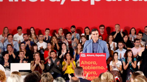 El secretario general del PSOE y presidente del Gobierno en funciones, Pedro Sánchez, participa en un acto de precampaña junto con el presidente del Principado, Adrián Barbón (i) en Oviedo. /EFE