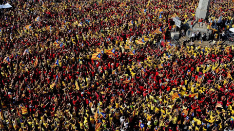 Imagen de la 'V' independentistas en Barcelona durante la Diada del 2014.-AFP