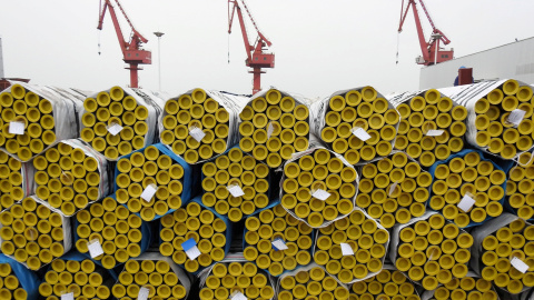 Tubos de acero almacenados en el puerto de Lianyungang, en la provincia china de Jiangsu. REUTERS