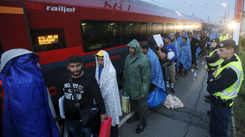 Cientos de refugiados a punto de subirse a un tren en la ciudad austriaca de Nickelsdorf rumbo a Alemania. /REUTERS