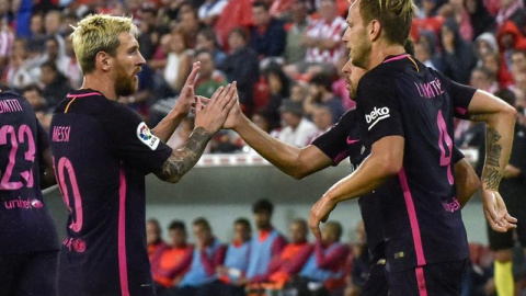 El centrocampista croata del F. C. Barcelona Ivan Rakitic (d) celebra junto a sus compañeros, el delantero argentino Leo Messi (i) y el defensa Jordi Alba (2d), tras marcar el primer gol del equipo blaugrana, durante el encuentro correspond