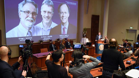 Thomas Perlmann, secretario general del Comité del Premio Nobel, anuncia el nombre de los ganadores del Nobel de Medicina. (REUTERS)