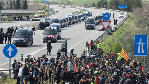 Los Mossos d' Esquadra desalojando a los manifestantes que cortaron la autopista AP-7 a la altura de la salida norte en Figueras (Girona), en protesta por la detención de Carles Puigdemont. / EFE