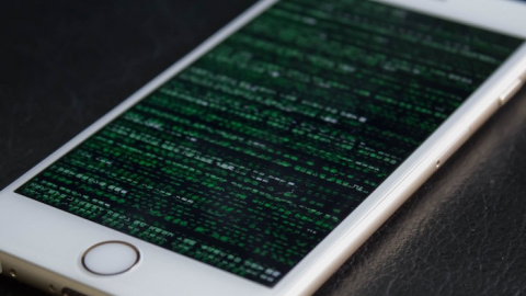 El espía denominado Pegasus que es capaz de activar a distancia el micrófono y la cámara del iPhone 6 y transmitir lo que ocurre cerca del punto donde se encuentra el aparato.