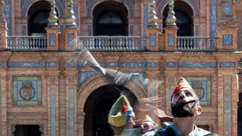 Unos legionarios muestran unos ejercicios con fusiles durante la Exposición Estática de Material de las Fuerzas Armadas (FAS) en el Parque de María Luisa de Sevilla. EFE