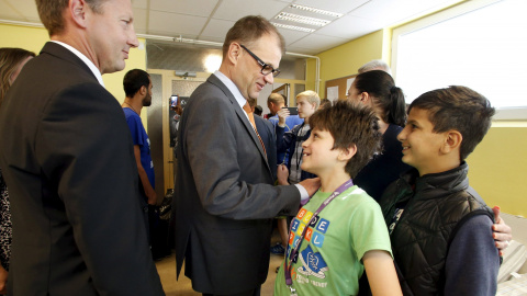 El primer ministro finlandés Juha Sipila visita  un centro de refugiados en Oulu, en el norte de Finlandia, 5 de septiembre 2015. REUTERS/Markku Ruottinen/Lehtikuva