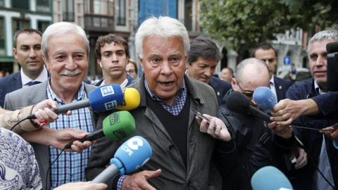 Felipe González, acompañado por el secretario general de UGT de Asturias, Justo Rodríguez Braga (i) a su llegada a la Casa de Cultura de Aviles en donde habló sobre "El futuro de la Europa social"  el pasado 2 de septiembre. EFE/José Luis C