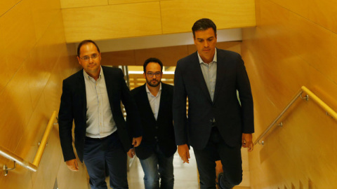 El líder del PSOE, Pedro Sánchez, junto a Ce´sar Luena y Antonio Hernando en una imagen de archivo. REUTERS