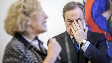 La alcaldesa de Madrid, Manuela Carmena, junto al presidente del Real Madrid, Florentino Pérez, en una imagen de archivo. EFE