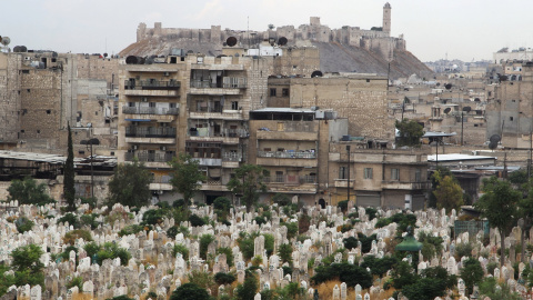 Vista del cementerio de la ciudad antigua de Alepo, en Siria, desde una zona controlada por los rebeldes. REUTERS / Abdalrhman Ismail