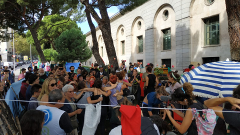 En la acampada predomina un ambiente tanto reivindicativo como festivo. Aquí, algunos activistas cantan en círculo. | Foto: G. M. M.