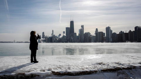 Una mujer fotografía el lago Michigan (Chicago) congelado por las temperaturas polares que experimentan amplias zonas del norte de Estados Unidos. / EFE - KAMIL KRZACZYNSKI