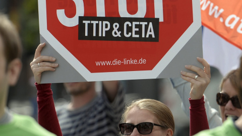 Manifestantes que han participado en la marcha en Berlín contra los tratados CETA y TTIP que negocia la UE con los EEUU. EFE/EPA/MAURIZIO GAMBARINI