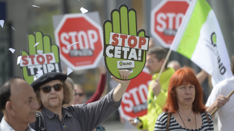 Manifestantes que han participado en la marcha en Berlín contra los tratados CETA y TTIP que negocia la UE con los EEUU. EFE/EPA/MAURIZIO GAMBARINI