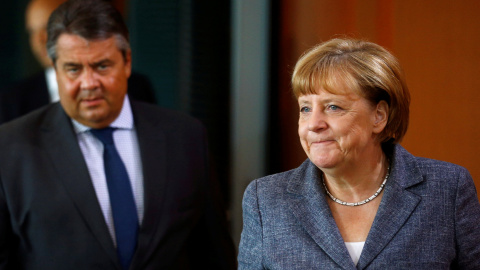 El ministro de Economía de Alemania, Sigmar Gabriel, junto a la canciller alemana, Angela Merkel, en una imagen de archivo. REUTERS