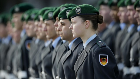 Una militar de la Guardia de Honor alemana. REUTERS