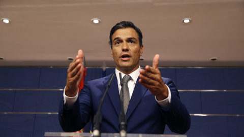 El secretario general del PSOE, Pedro Sánchez, durante la rueda de prensa que ha ofrecido en el Congreso, tras la reunión que ha mantenido con el presidente del PP y del Gobierno en funciones, Mariano Rajoy. EFE/Mariscal