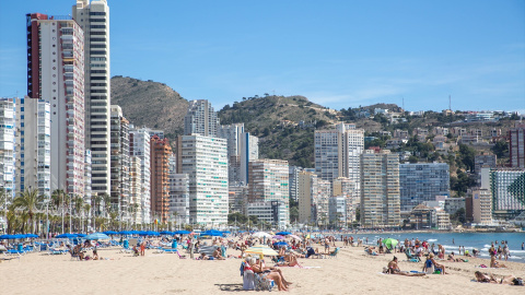 Numerosas personas toman el sol en una playa de Benidorm (Alacant), a 11 de marzo de 2023.