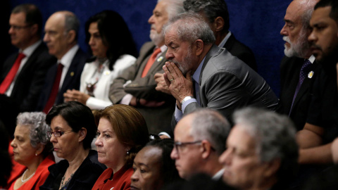 El expresidente brasileño Luiz Inacio Lula da Silva  escucha la comparecencia de Dilma Rousseff en el Senado.- REUTERS