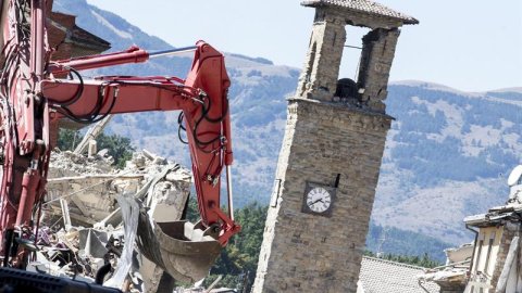 Bomberos trabajan con una excavadora cerca de las ruinas de la Torre Cívica en Amatrice, región de Lazio, seis días después del devastador terremoto que afectó al centro de Italia, en Las Marcas, Italia. EFE/Massimo Percossi