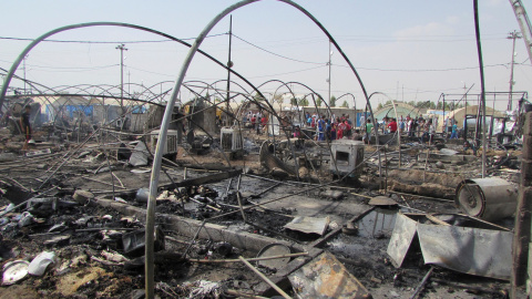 Tiendas de campaña destruidas por el fuego en el campo de refugiados de Yahayawa, cerca de Kirkuk, Irak. REUTERS/Ako Rasheed