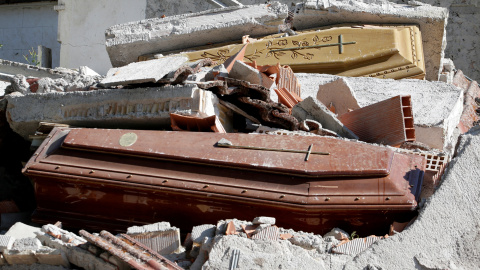 Ataúdes cubiertos por los escombros en un cementerio después de un terremoto en Sant ' Angelo, cerca de Amatrice, en el centro de Italia. REUTERS / Max Rossi