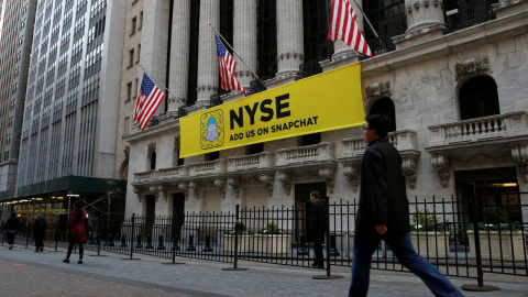 Un cartelón con el logo de Snapchat en la fahada de la bolsa de Nueva York (NYSE) en Wall Street. REUTERS/Brendan McDermid