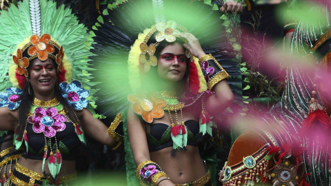 Artistas participan en la cabalgata del Carnaval de Notting Hill Carnival en Londres, Gran Bretaña. REUTERS/Neil Hall