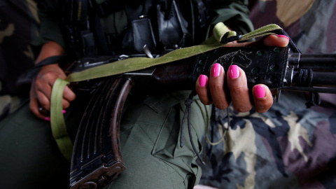 Leidi, miembro del Frente 51 de las Fuerzas Armadas Revolucionarias de Colombia (FARC), posa para una foto en un campamento en la Cordillera Oriental, Colombia. REUTERS / John Vizcaino