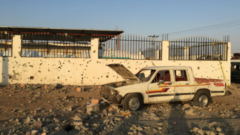 Un coche se encuentra junto a un depósito de chatarra alcanzado por un cohete Houthi en una zona industrial en el este de la ciudad de Najran, Arabia Saudita. REUTERS / Paul Katie