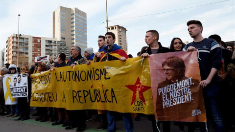 Varias personas sostienen una pancarta durante la concentración que miembros de los Comités de Defensa de la República (CDR) llevan a cabo en los exteriores de la Estación de Sants de Barcelona, donde se ha desplegado un dispositivo de los 