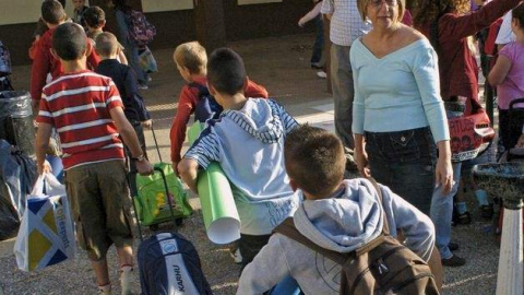 Un grupo de alumnos entra en su colegio./ EFE