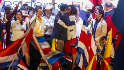 El presidente electo de Costa Rica, Carlos Alvardo, del Partido Acción Ciudadana, se abraza con la vicepresidenta electa, Epsy Campbell. EFE