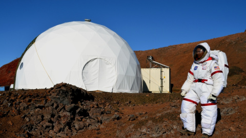 Fotografía facilitada por HI-SEAS que muestra a Sian Proctor, profesor de geología de Arizona, junto al módulo en el que un equipo de seis personas ha vivido aislado durante un año como simulación de vida en Marte en Hawai (Estados Unidos).