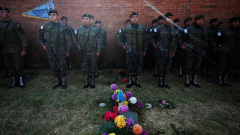 Soldados guatemaltecos forman durante el funeral del dictador José Ríos Montt. EFE/Esteban Biba